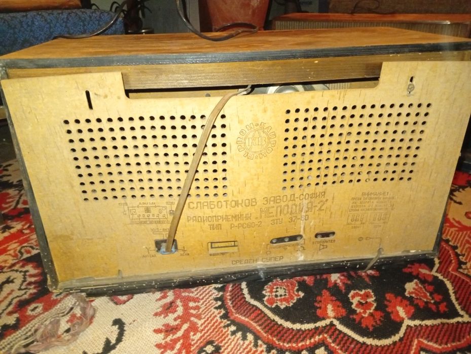 Ретро работещ  радиоапарат мелодия 2