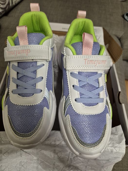 Продам новые кроссовки для девочки за 9.000 тенге.Размер 35