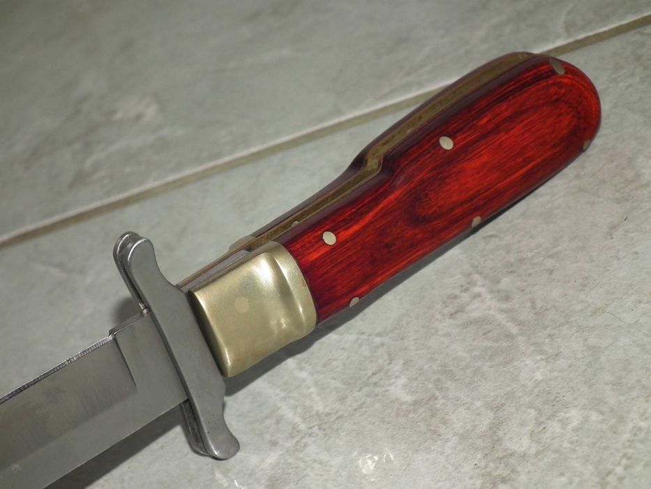 Briceag deosebit interesant de mari dimensiuni ín stare foarte buná