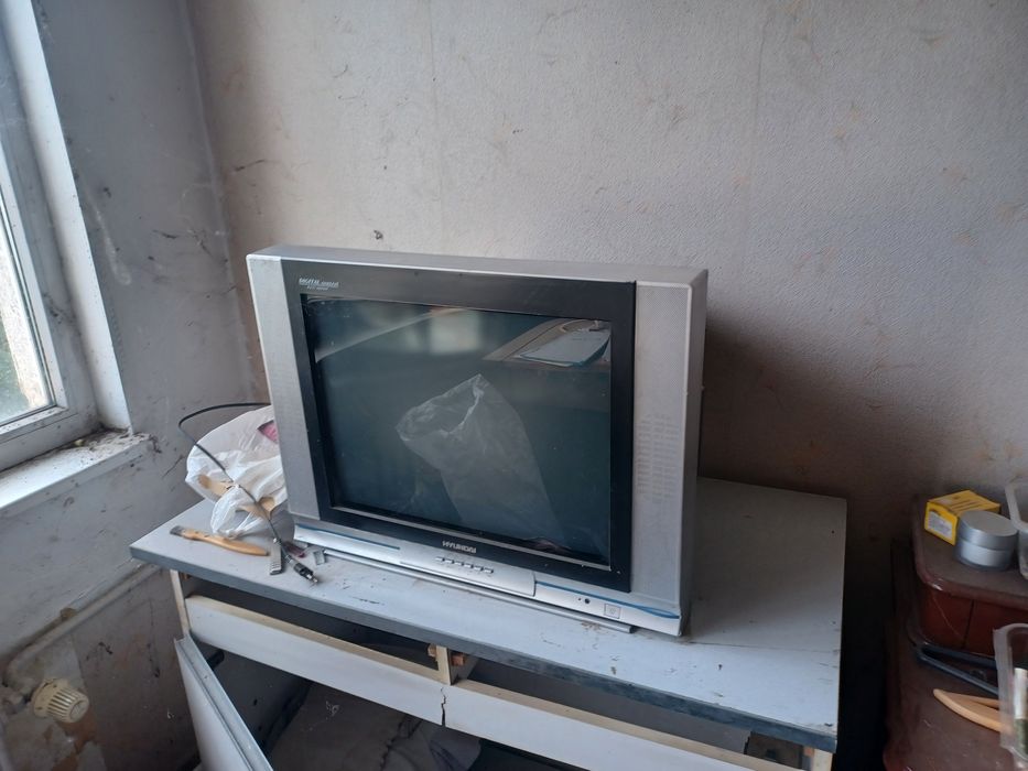 Два броя телевизори