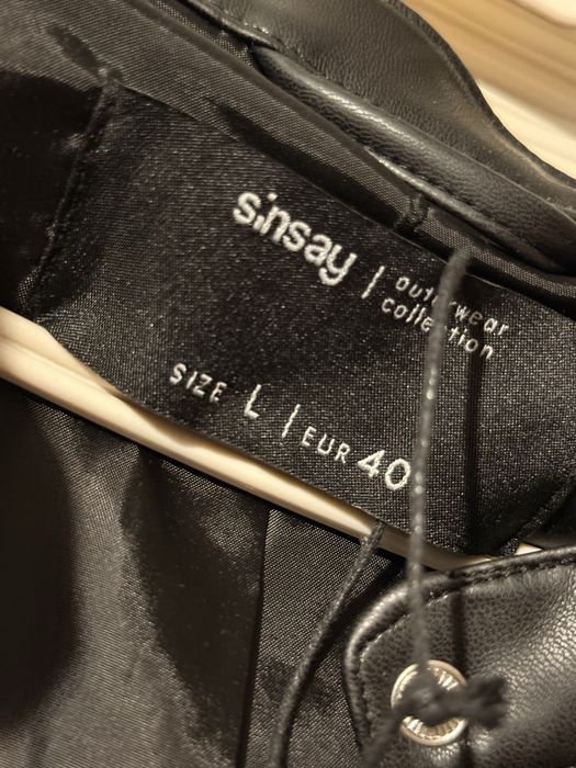 Продавам дрехи .