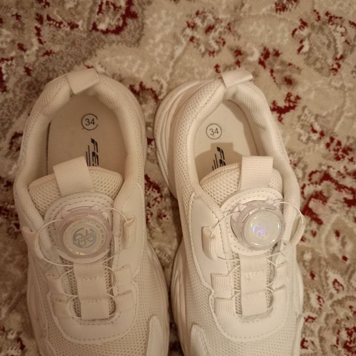 Продам белые кроссовки в отличном состоянии