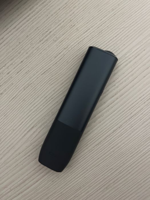 Vand iqos negru.