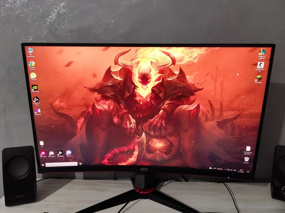 Настолен компютър с монитор и периферия