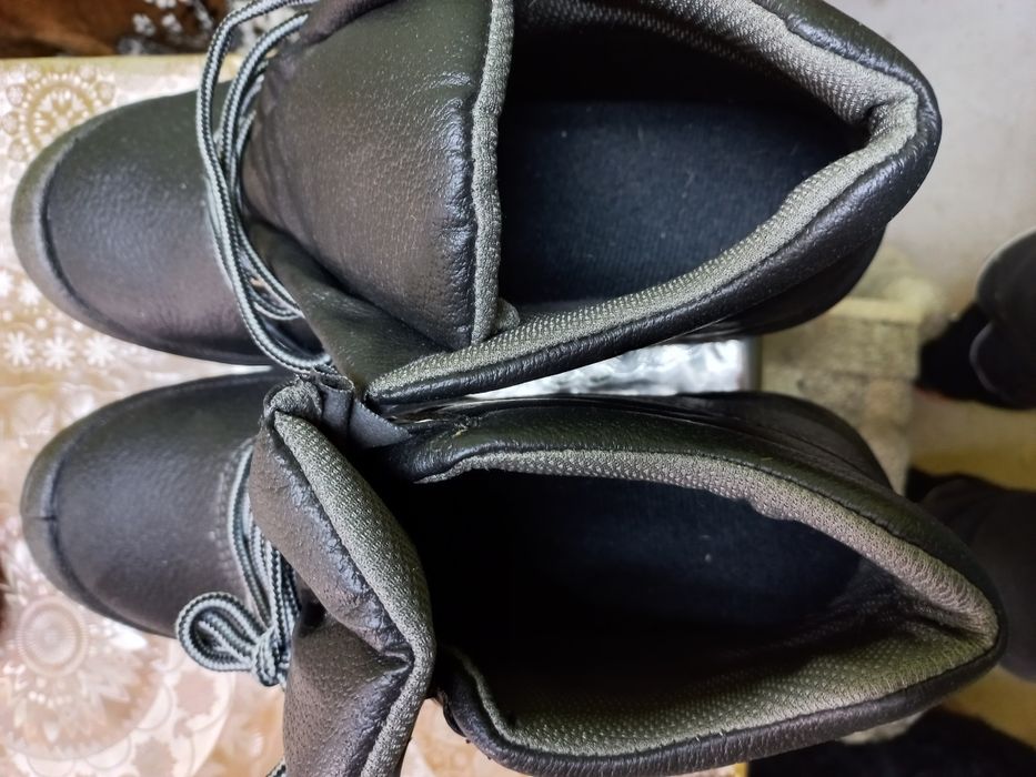 Спецботинки с железной вставкой.