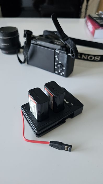 SONY ZV E10 1 cu 2 OBIECTIVE, 3 baterii incarcator