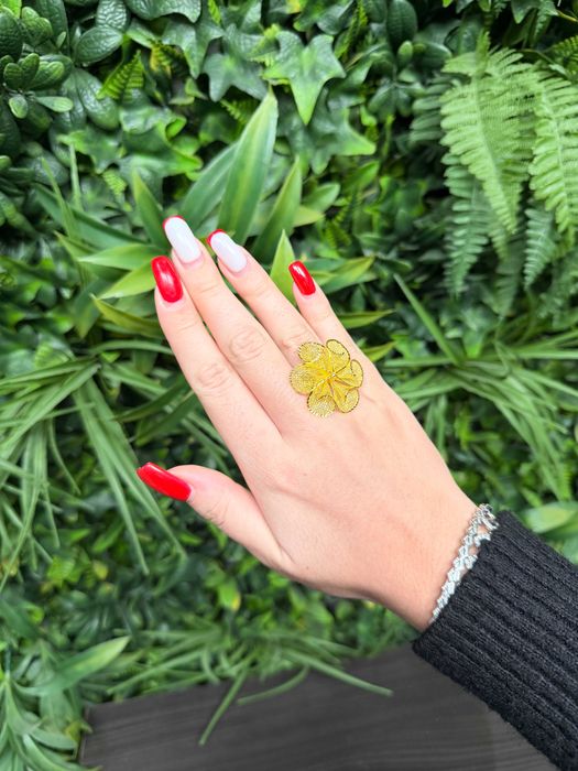 Елегантен златен пръстен с тегло 4,75 грама, проба 14 карата.