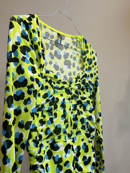 Многоцветна рокля с набран ефект