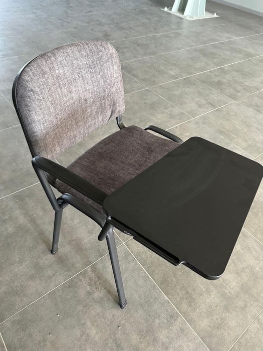 Продаю офисные стулья с откидным столиком