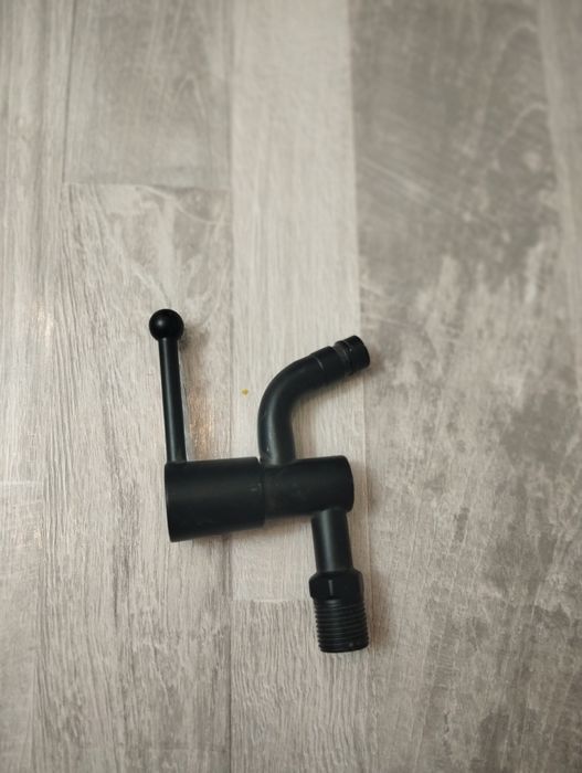 Угловой запорный кран с рычажной ручкой (чёрный матовый