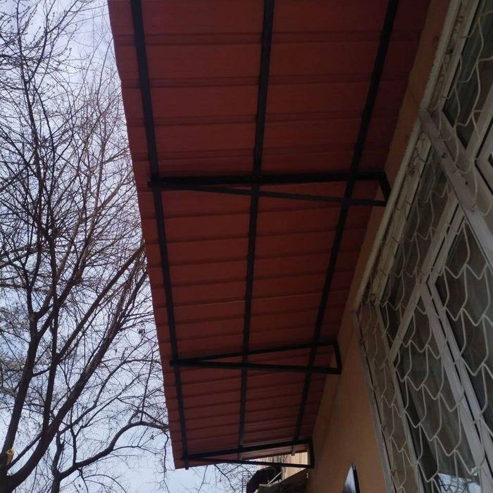 козырьки над окнами и ролики для белья
