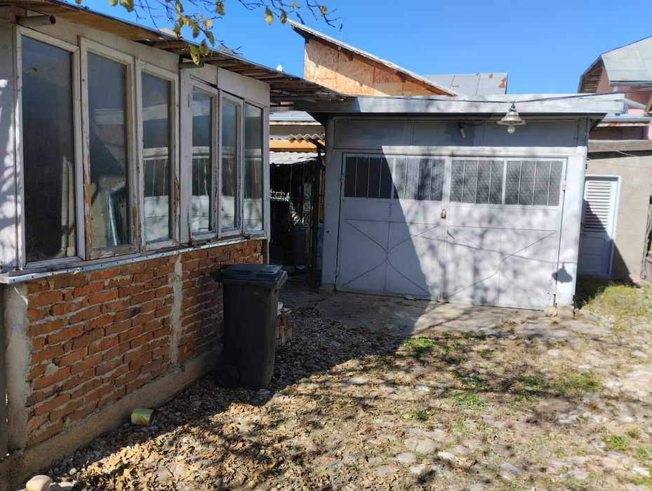 Vând casă din cărămidă, cu 4 camere, baie și bucătărie.