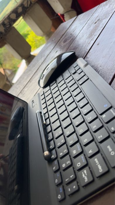 Tabletă YUMKEM cu tastatură, pix, husă și mouse – NU PORNEȘTE