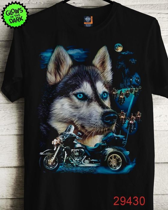 Тази ярка и впечатляваща тениска с гръмко светещ принт на вълк и мотор