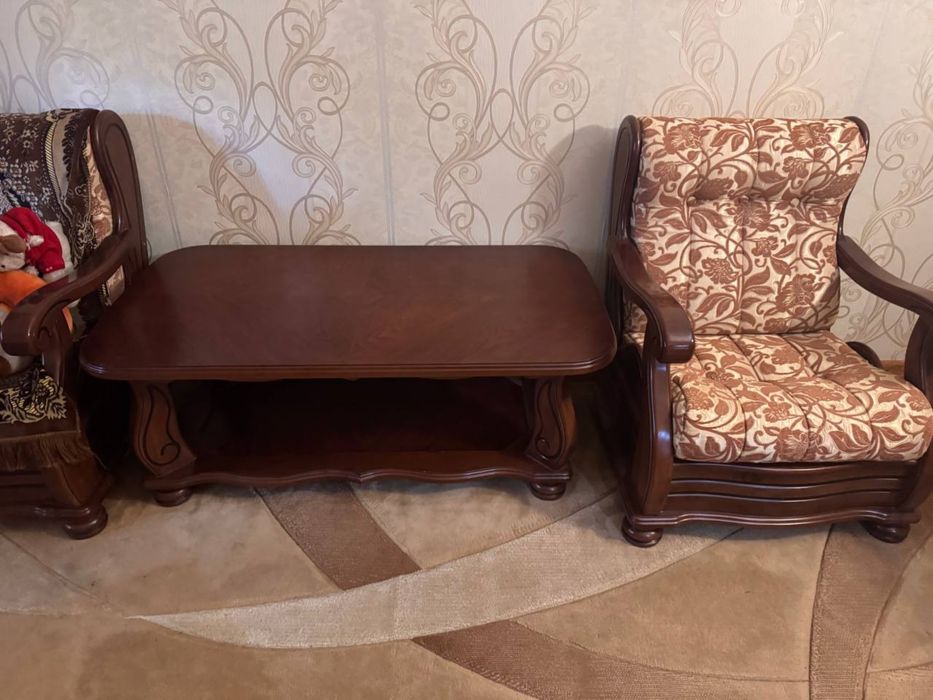 Мебельный комплект: диван, два кресла и стол