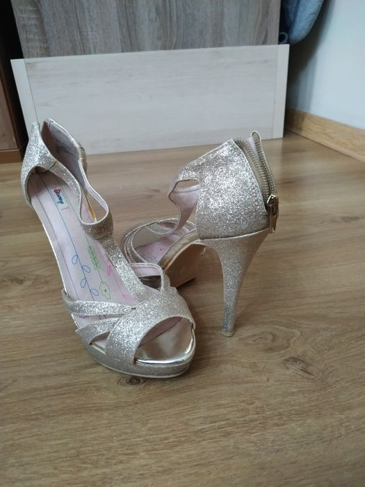 Золотистые босоножки