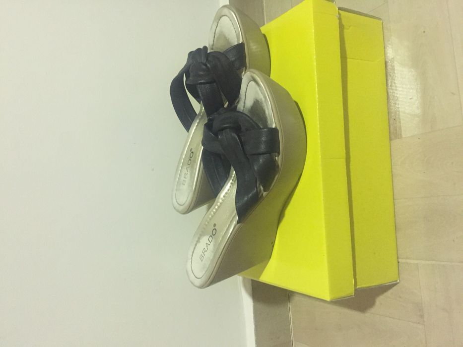 Продават се дамски обувки