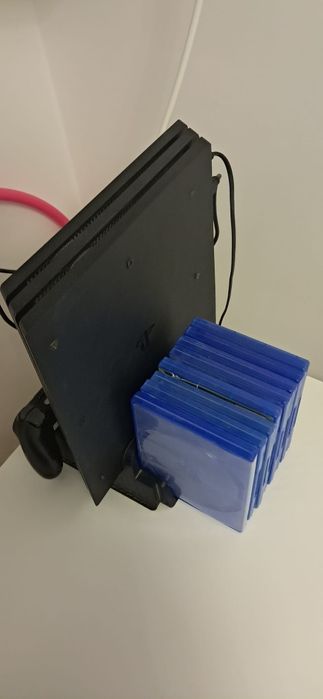 Vând ps4 pro 1t+2 controlle