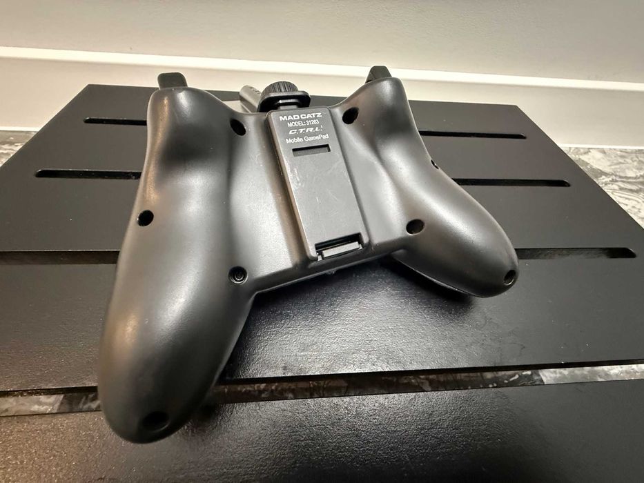 Гейминг джойстик MadCatz за смартфон