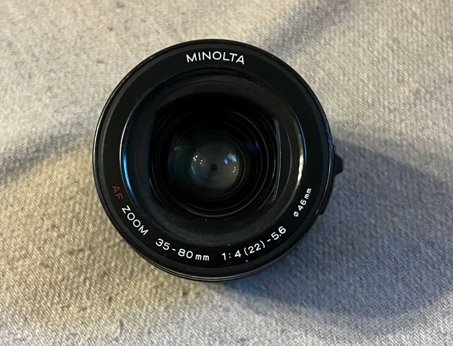 Obiectiv Minolta AF 35-80mm f4-5.6 cu jaluzea fata