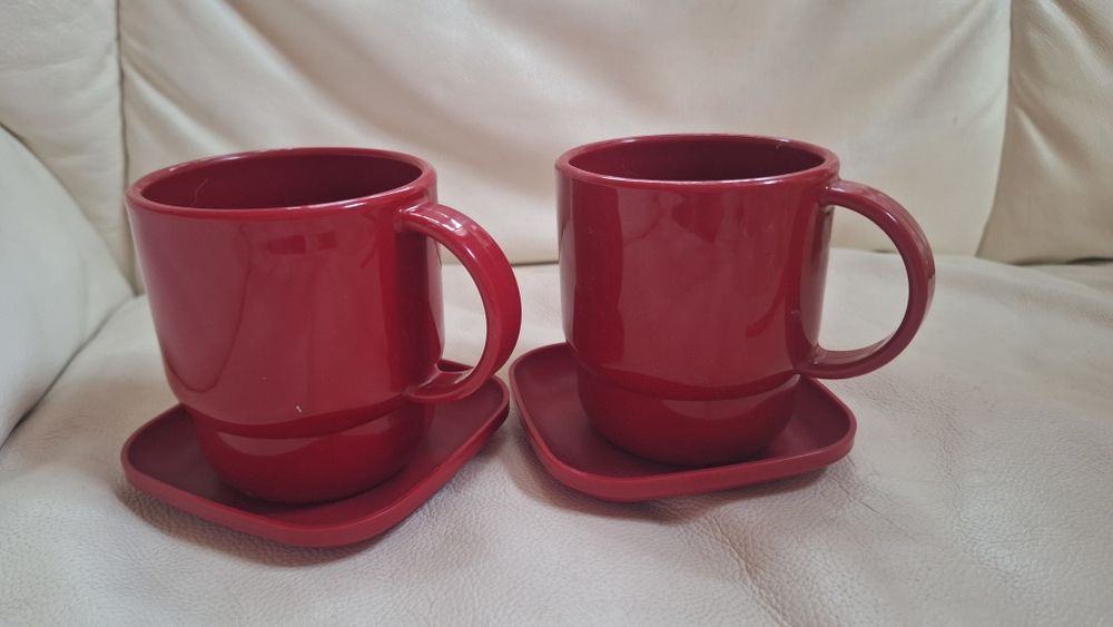 Кружки Tupperware + блюдца. 2 шт