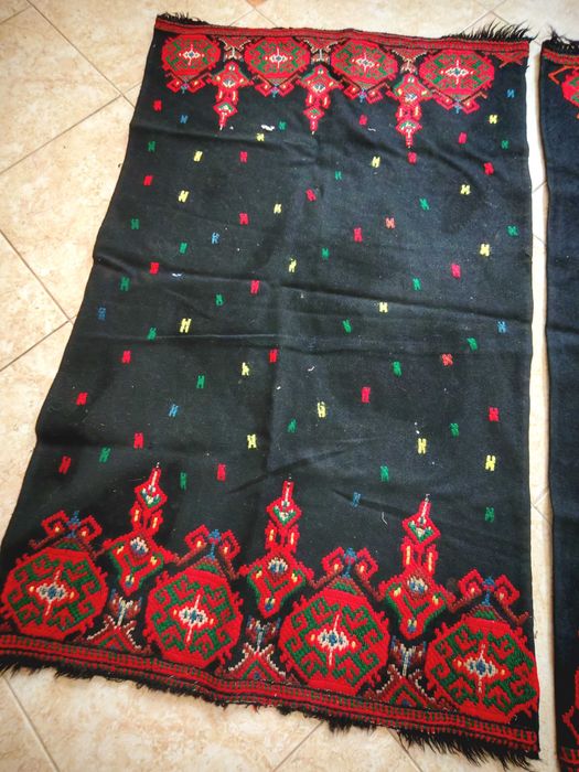 Две Големи Старинни Хърцойски Възглавници за Миндер