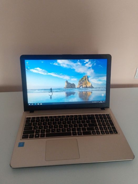 Ноутбук 4ядерный 500гб заряд держит