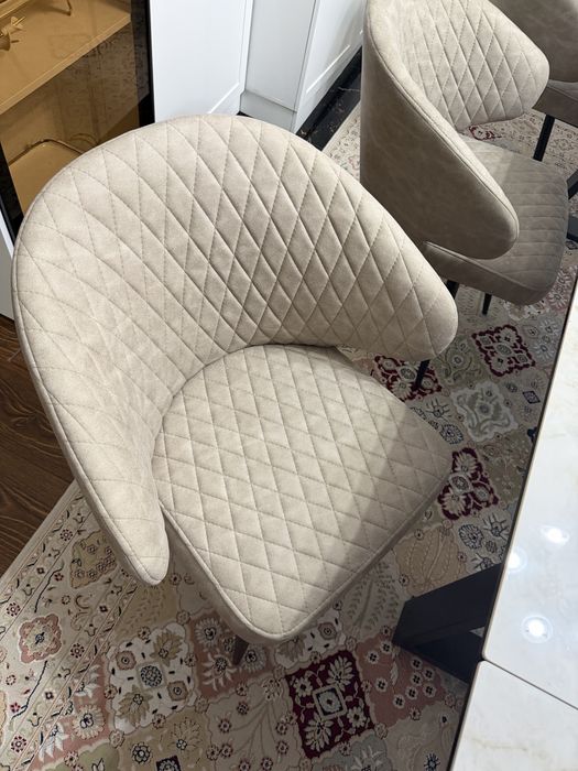 Стол вместе с стульями