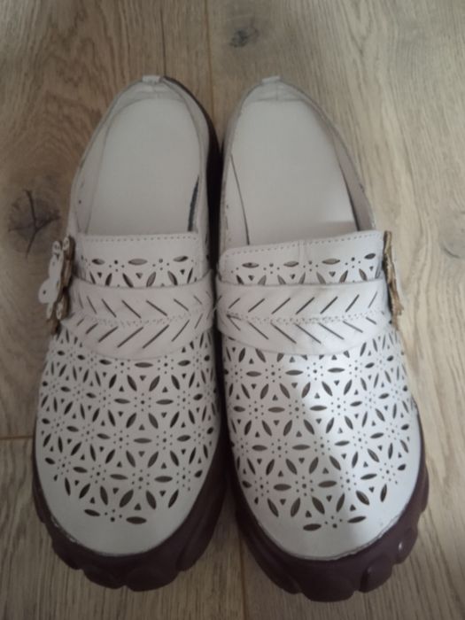 Обувь и шлепанцы кожанные