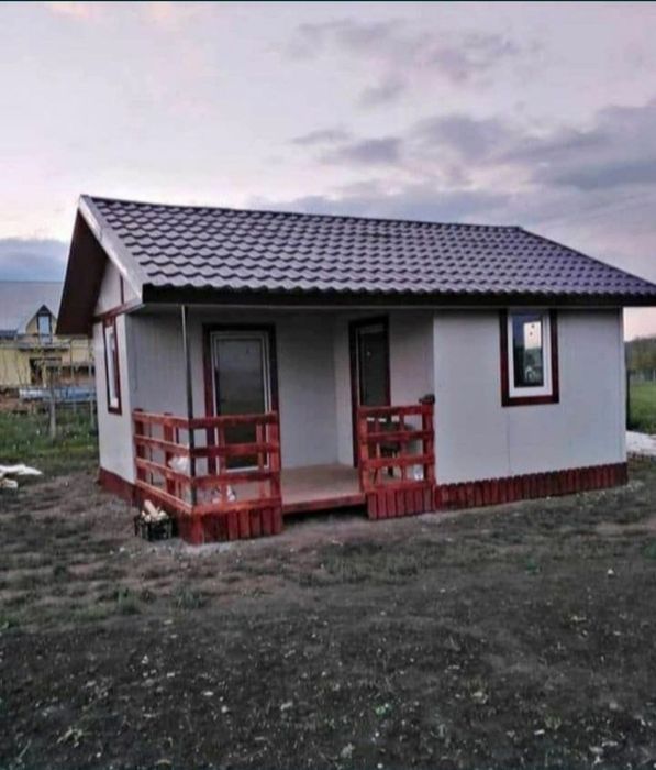 Case din panouri senwici și structura metalica