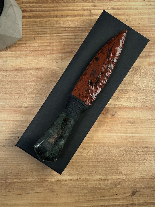 Ножове от обсидиан и оникс в древен стил