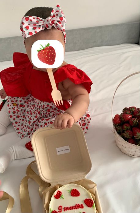 Клубничный образ для малыша