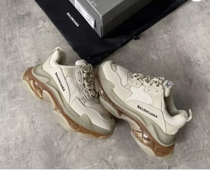 Balenciaga. Много запазени