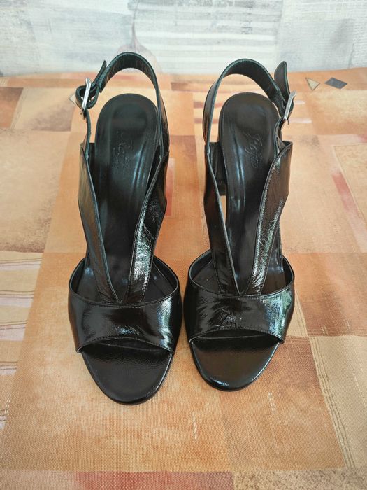 Черни сандали естествен лак с интересен ток