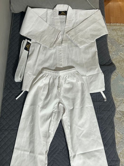 кимоно для карате с белым поясом