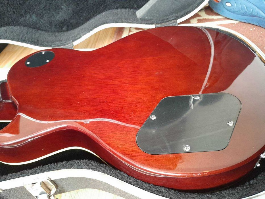 електрическа китара harley benton 550 с куфар