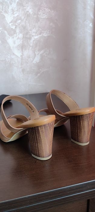 Продам босоножки кожаные