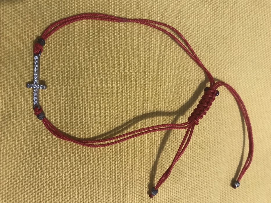 Гривна със сребърно кръстче с цирконий