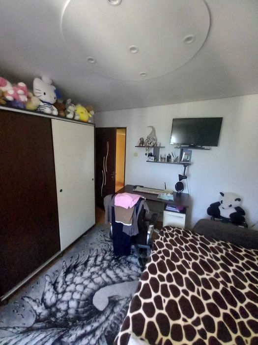 Vând APARTAMENT (65 mp.) 2 CAMERE + Living mare (camere decomandate)