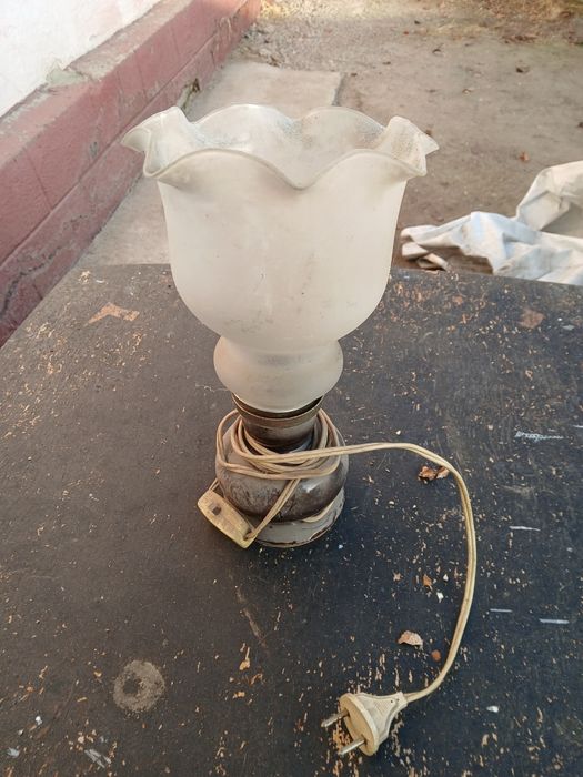 Продам люстры и светильник