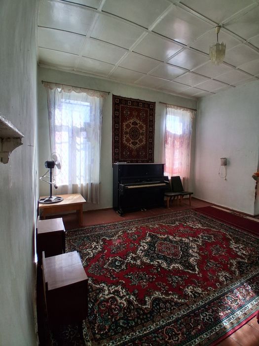 Продается дом в общем дворе.