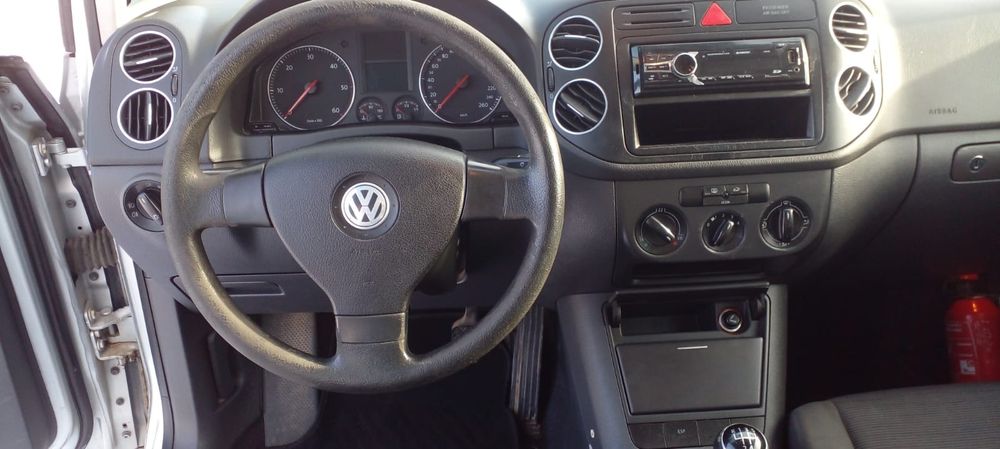 Se vinde Volkswagen Golf Plus din 2006 ,diesel.  Mașină se prezintă într-o stare bună de funcționare si la un preț ușor negociabil.