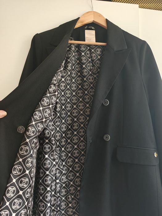 Compleu Pierre Cardin compus din sacou căptușit  plus logo, pantaloni trei  sferturi, elegant , sport, stare impecabila