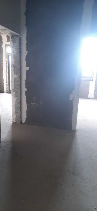 2 xonali balkoni bilan 63.6 kv.m.li karobka uy sotiladi