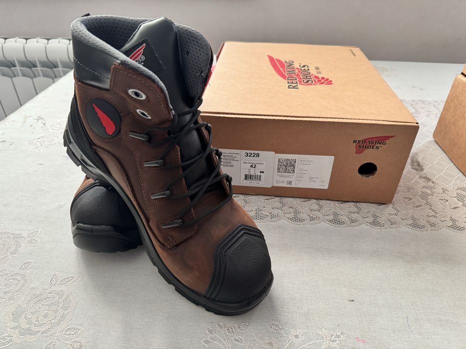 Red wing safety shoes