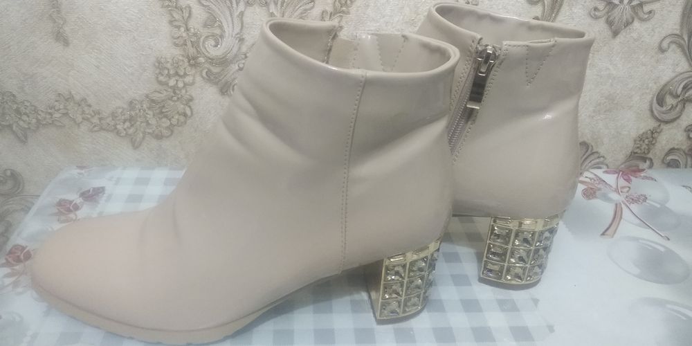 Продаются женские ботинки