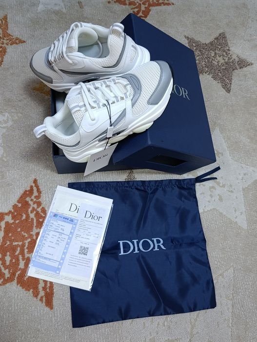 Dior B22, albi, sunt perfect noi dar au o pată mică de vopsea din fabrică