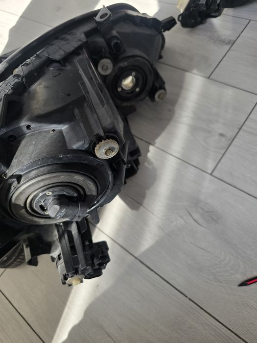 Продам фары от Авенсис версо