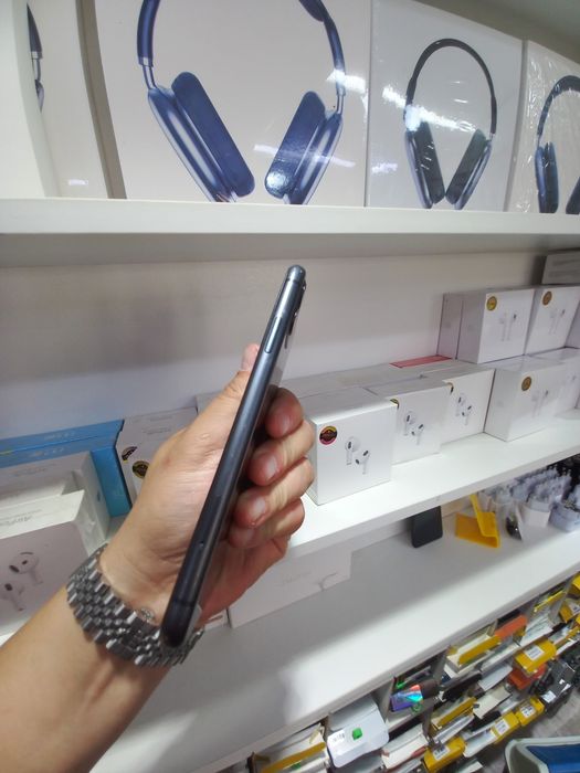 Продам айфон 11 64г