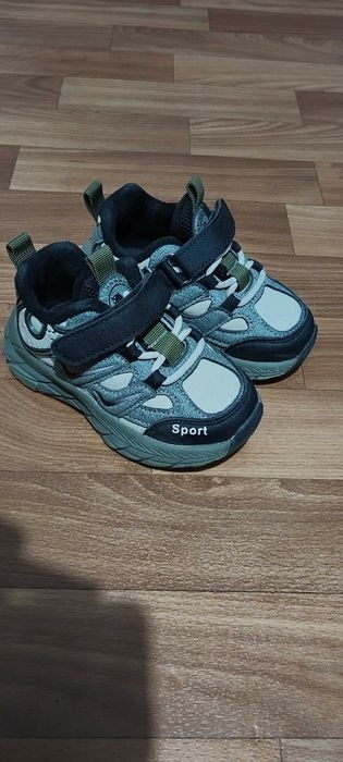 Продам детские кросовки осение